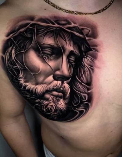 Volto di Cristo con corona di spine sul petto, realismo black and grey - Andrew Lead, Keyo Tattoo Studio Locarno
