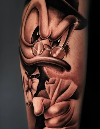 Zio Paperone in stile realistico sul polpaccio - Andrew Lead, Keyo Tattoo Studio Locarno