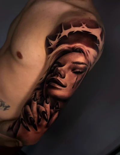 Volto femminile con spine sul braccio - Andrew Lead, Keyo Tattoo Studio Locarno