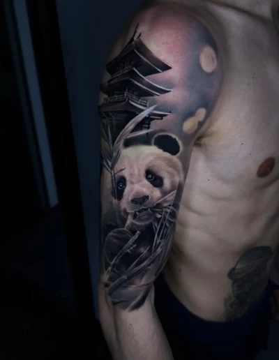 Panda e pagoda sulla spalla, realismo - Andrew Lead, Keyo Tattoo Studio Locarno