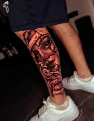 Volto femminile chicano sul polpaccio - Andrew Lead, Keyo Tattoo Studio Locarno