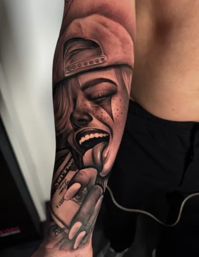 Volto con cappellino e mano, black and grey - Andrew Lead, Keyo Tattoo Studio Locarno