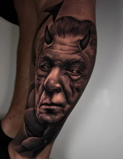 Ritratto di diavolo anziano sulla gamba - Andrew Lead, Keyo Tattoo Studio Locarno