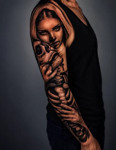 Manica con donna incappucciata e teschio - Andrew Lead, Keyo Tattoo Studio Locarno