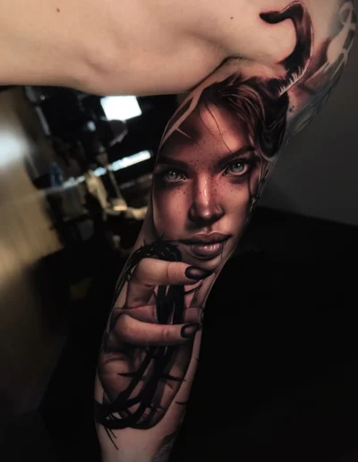 Volto femminile realistico sul braccio - Andrew Lead, Keyo Tattoo Studio Locarno