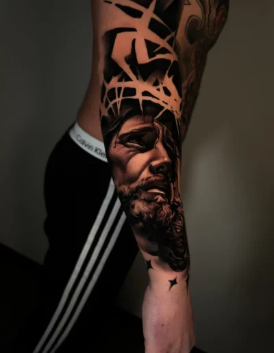 Volto di Cristo con corona di spine, manica black and grey - Andrew Lead, Keyo Tattoo Studio Locarno