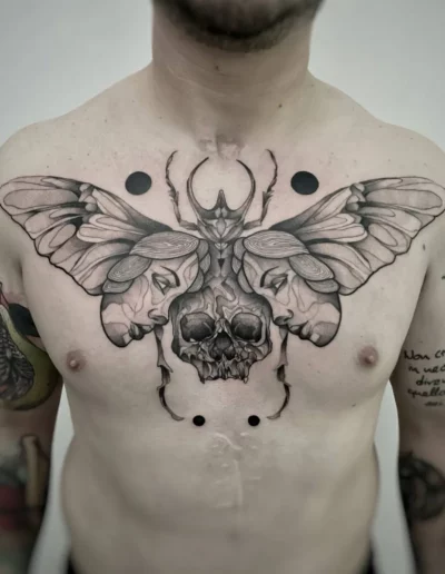 Falena con teschio sul petto, blackwork - Dario Schiavone, Keyo Tattoo Studio Locarno