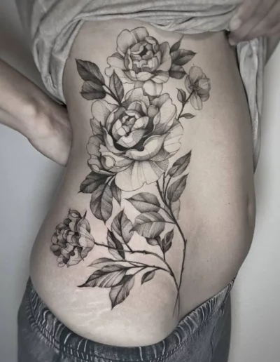 Peonie in fine line sul fianco - Dario Schiavone, Keyo Tattoo Studio Locarno