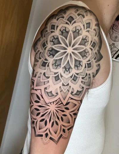 Mandala dotwork sulla spalla - Dario Schiavone, Keyo Tattoo Studio Locarno