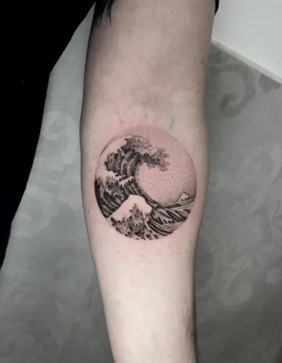 La grande onda in un cerchio, tatuaggio black and grey - Dario Schiavone, Keyo Tattoo Studio Locarno