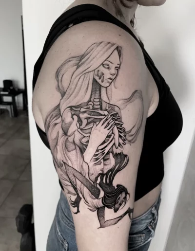 Figura femminile e scheletro in stile illustrativo sul braccio - Dario Schiavone, Keyo Tattoo Studio Locarno