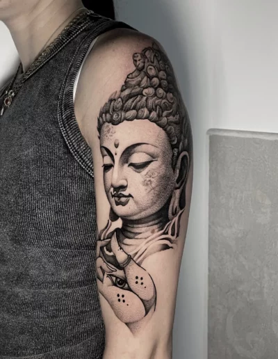 Buddha in semi realismo sulla spalla - Dario Schiavone, Keyo Tattoo Studio Locarno