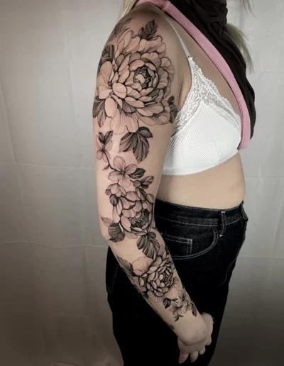 Manica floreale completa in black and grey - Dario Schiavone, Keyo Tattoo Studio Locarno