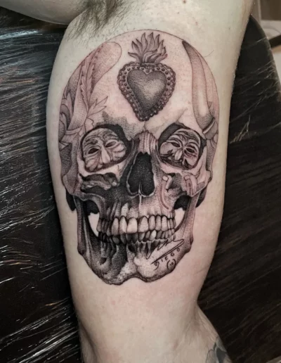 Teschio con sacro cuore, tatuaggio black and grey - Dario Schiavone, Keyo Tattoo Studio Locarno