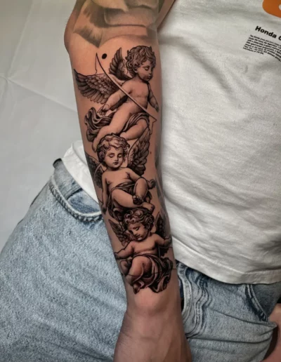 Putti in semi realismo sull'avambraccio - Dario Schiavone, Keyo Tattoo Studio Locarno