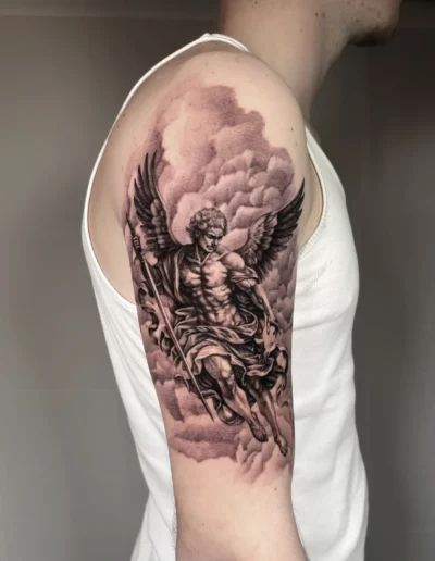 Arcangelo tra le nuvole sulla spalla - Dario Schiavone, Keyo Tattoo Studio Locarno