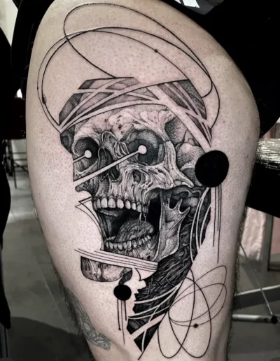 Teschio con linee geometriche sulla coscia - Dario Schiavone, Keyo Tattoo Studio Locarno