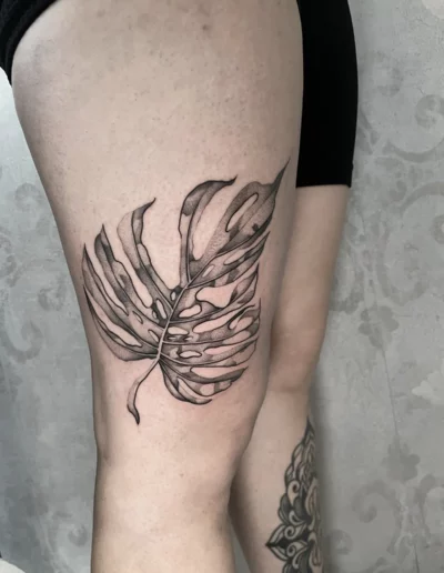 Foglia di monstera in fine line sulla coscia - Dario Schiavone, Keyo Tattoo Studio Locarno