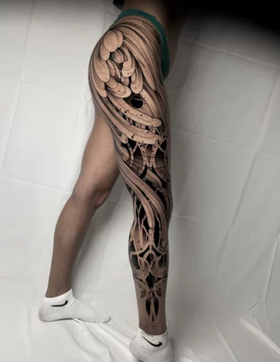Gamba completa con ornamenti blackwork - Dario Schiavone, Keyo Tattoo Studio Locarno