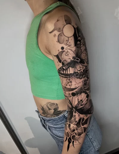 Manica con farfalla, cerchi e fiori, vista laterale - Dario Schiavone, Keyo Tattoo Studio Locarno