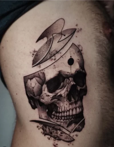 Teschio con forme geometriche, blackwork - Dario Schiavone, Keyo Tattoo Studio Locarno