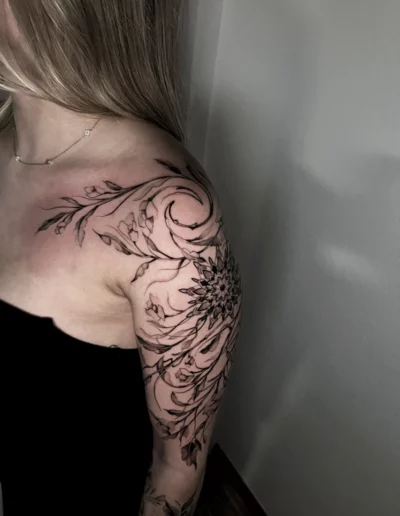 Rami floreali e mandala sulla spalla - Dario Schiavone, Keyo Tattoo Studio Locarno