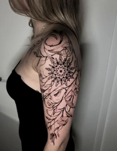Mandala e ornamenti floreali sulla spalla - Dario Schiavone, Keyo Tattoo Studio Locarno