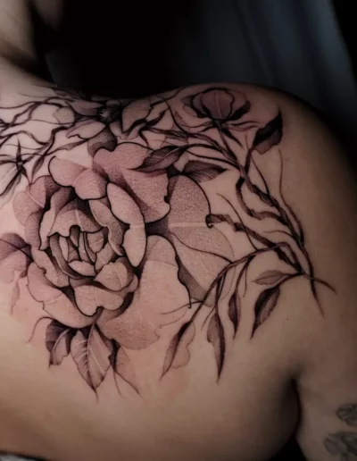 Peonie in fine line sulla scapola - Dario Schiavone, Keyo Tattoo Studio Locarno