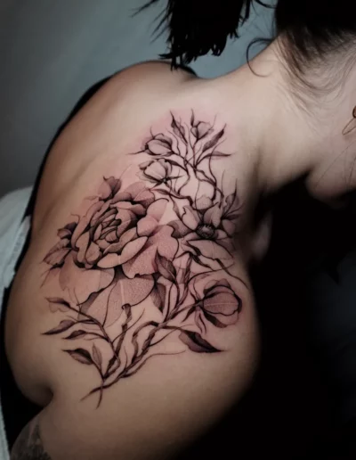 Rose e rami in fine line sulla schiena - Dario Schiavone, Keyo Tattoo Studio Locarno
