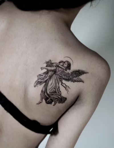 Tatuaggio in microrealismo: angelo sulla scapola, Keyo Tattoo Locarno
