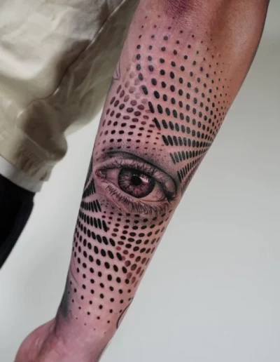 Tatuaggio blackwork e dotwork con occhio, tatuatore a Locarno