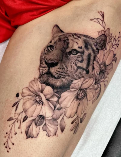 Tatuaggio realistico di tigre e fiori, Keyo Tattoo Studio Locarno