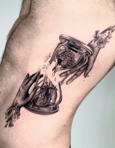 Clessidra realistica tatuata sul fianco