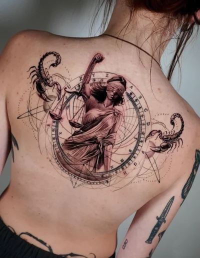 Tatuaggio sulla schiena con figura e geometrie