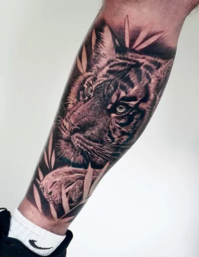 Tigre tatuata sul polpaccio