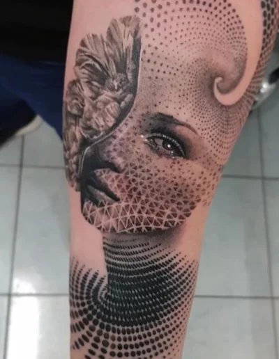 Volto femminile in dotwork