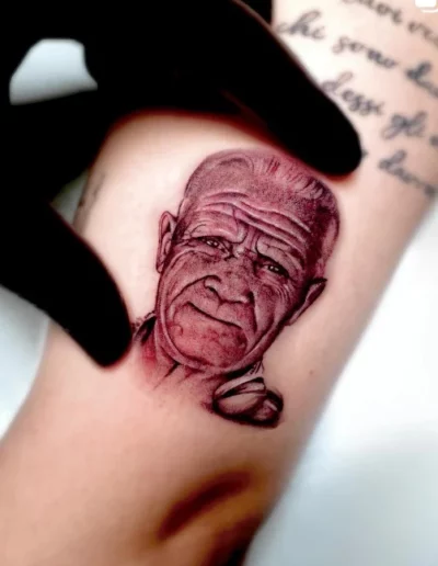 Ritratto di anziano in microrealismo sul braccio - Omar Keyo, Keyo Tattoo Studio Locarno