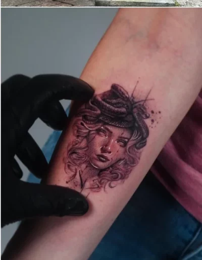 Volto femminile con linee di schizzo, microrealismo sull'avambraccio - Omar Keyo, Keyo Tattoo Studio Locarno