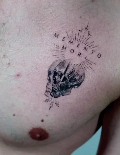 Teschio e scritta Memento Mori sul petto - Omar Keyo, Keyo Tattoo Studio Locarno