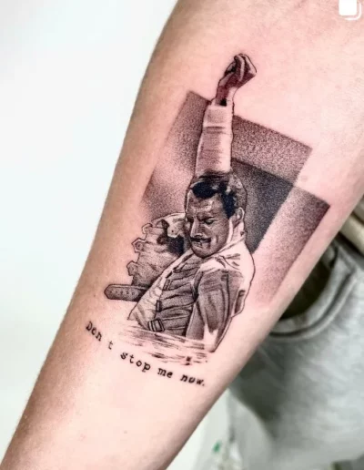 Freddie Mercury in microrealismo con scritta - Omar Keyo, Keyo Tattoo Studio Locarno
