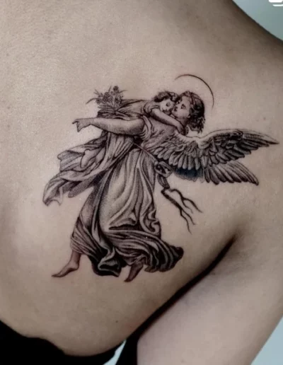 Angelo con bambino in microrealismo sulla scapola - Omar Keyo, Keyo Tattoo Studio Locarno