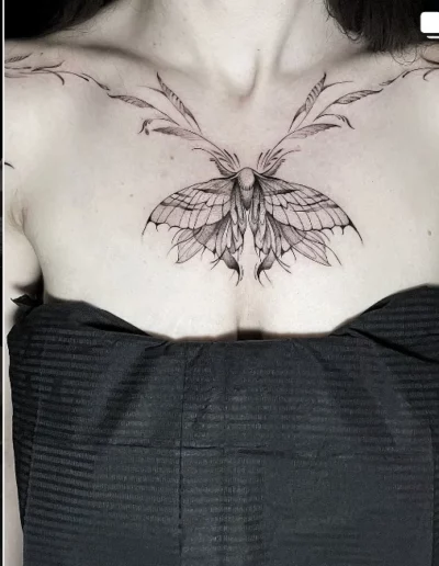 Falena in fine line sul petto - Dario Schiavone, Keyo Tattoo Studio Locarno