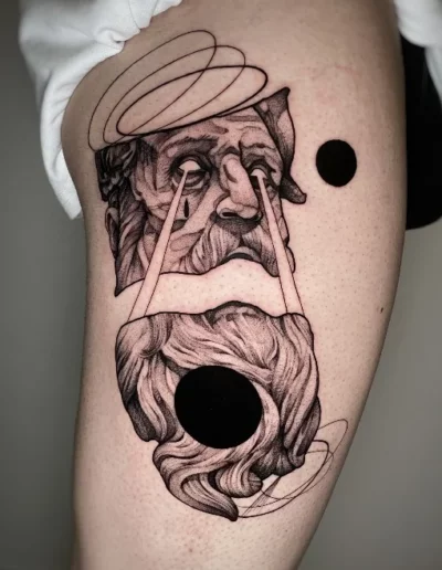 Volto classico con forme geometriche, blackwork sulla coscia - Dario Schiavone, Keyo Tattoo Studio Locarno