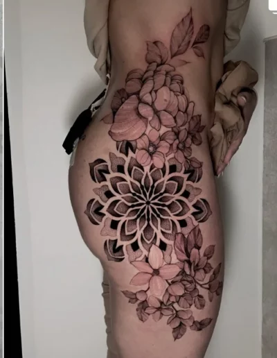 Mandala e fiori sul fianco, blackwork e fine line - Dario Schiavone, Keyo Tattoo Studio Locarno
