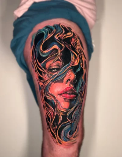 Volto femminile a colori con capelli fluidi - Marta Gardenia, Keyo Tattoo Studio Locarno