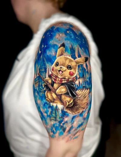 Pikachu su scopa con cielo stellato, tatuaggio a colori - Marta Gardenia, Keyo Tattoo Studio Locarno