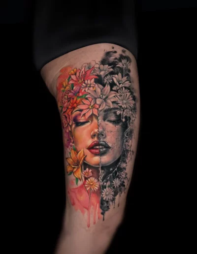 Volto femminile tra fiori arancioni, tatuaggio a colori - Marta Gardenia, Keyo Tattoo Studio Locarno