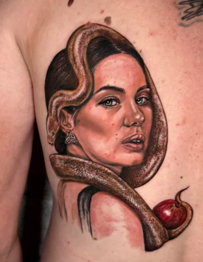 Donna con serpente e mela, tatuaggio a colori - Marta Gardenia, Keyo Tattoo Studio Locarno