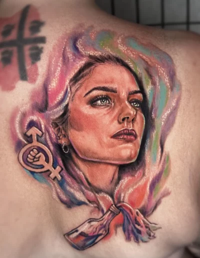 Ritratto femminile con fumo colorato sulla schiena - Marta Gardenia, Keyo Tattoo Studio Locarno