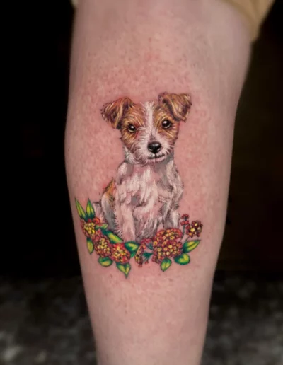 Ritratto di cane tra i fiori, tatuaggio a colori - Marta Gardenia, Keyo Tattoo Studio Locarno